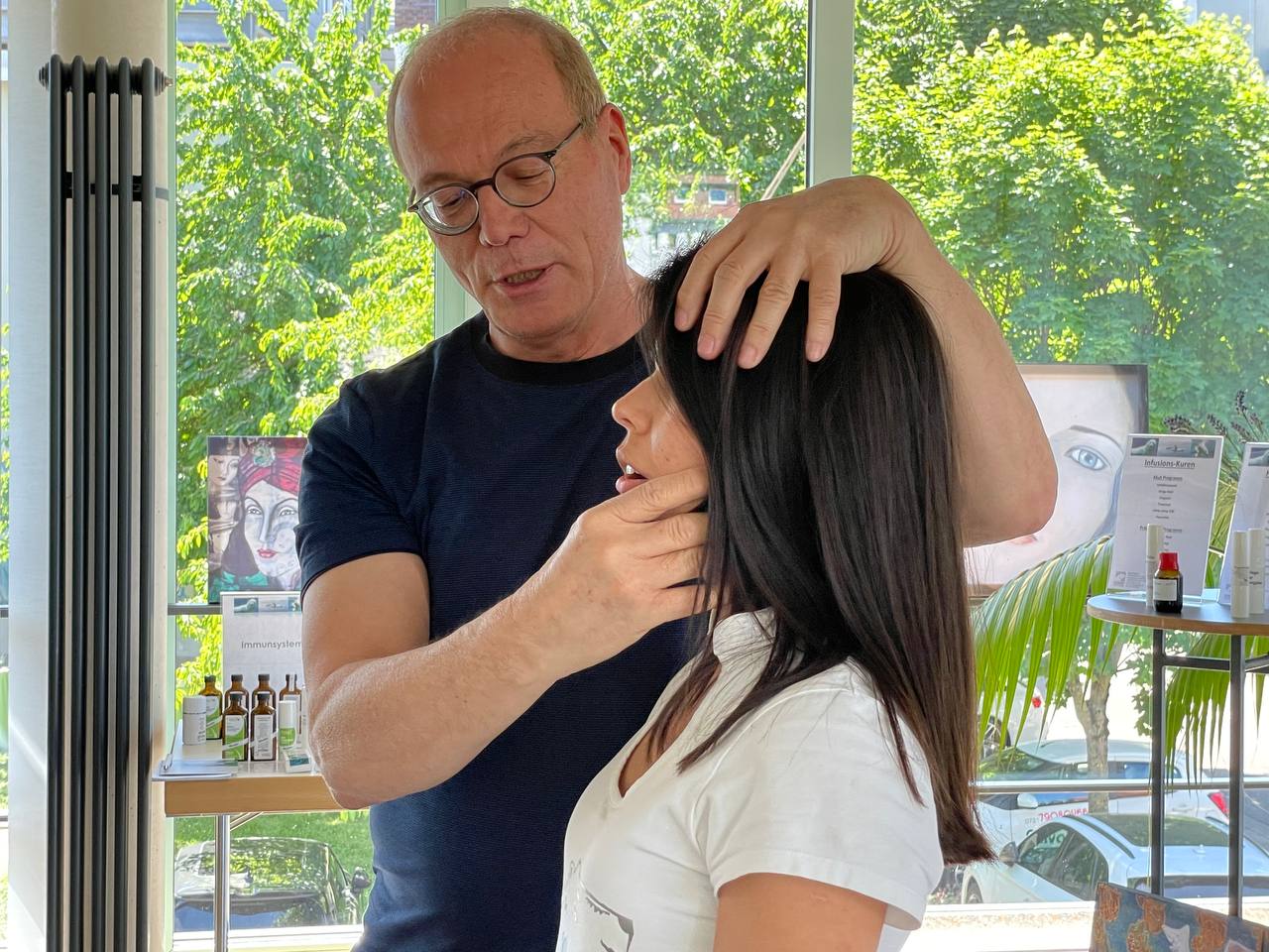 Norbert Fuhr beim Behandeln